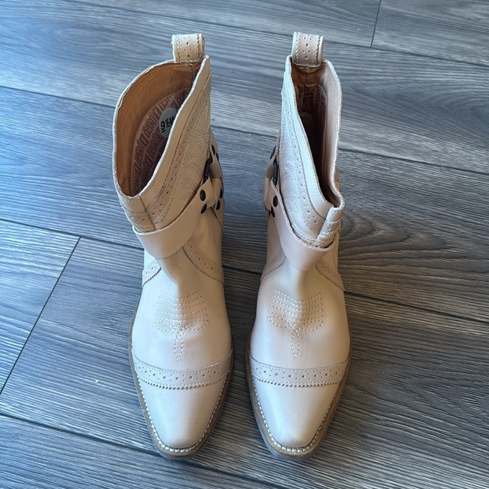 DINGO GUMMY BEAR LEATHER SAND SUEDE BOOTIE STYLE size 9.5W brand new beige - Picture 7 of 16